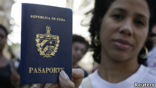 Người dân Cuba bắt đầu xin cấp hộ chiếu sau khi chính phủ bỏ thị thực xuất cảnh từ 14/1/2013. 
